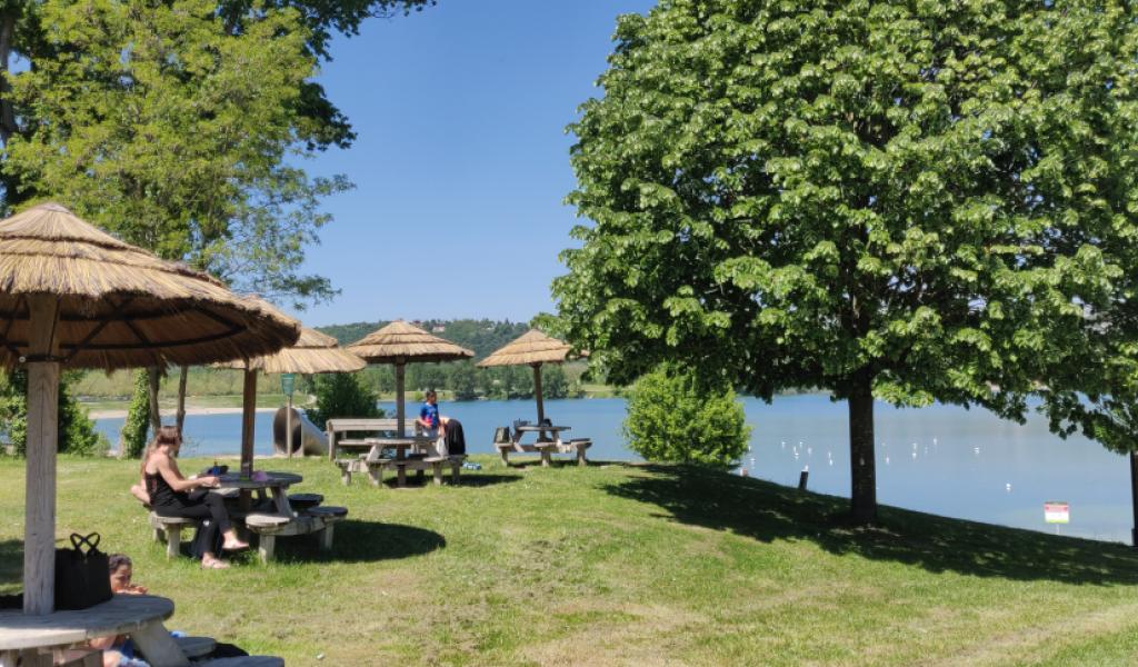 Le lac des Eaux Bleues est à la fois un espace de baignade et une réserve d’eau potable pour la métropole de Lyon.  © LMB