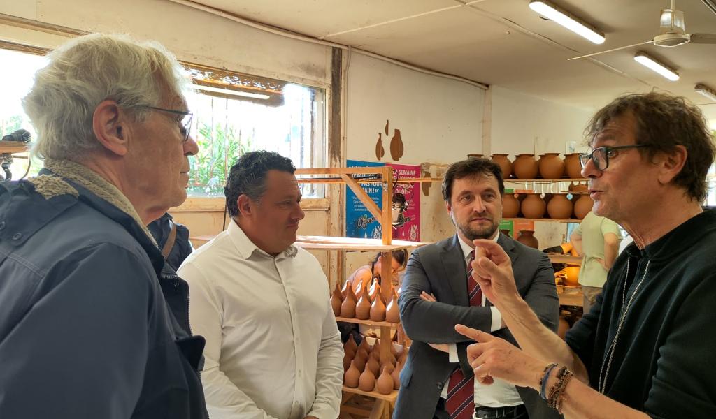 Marc dufumier, agronome, dialoguant avec Frédéric Bidault co-gerant d'Oya environnement et deux élus locaux
