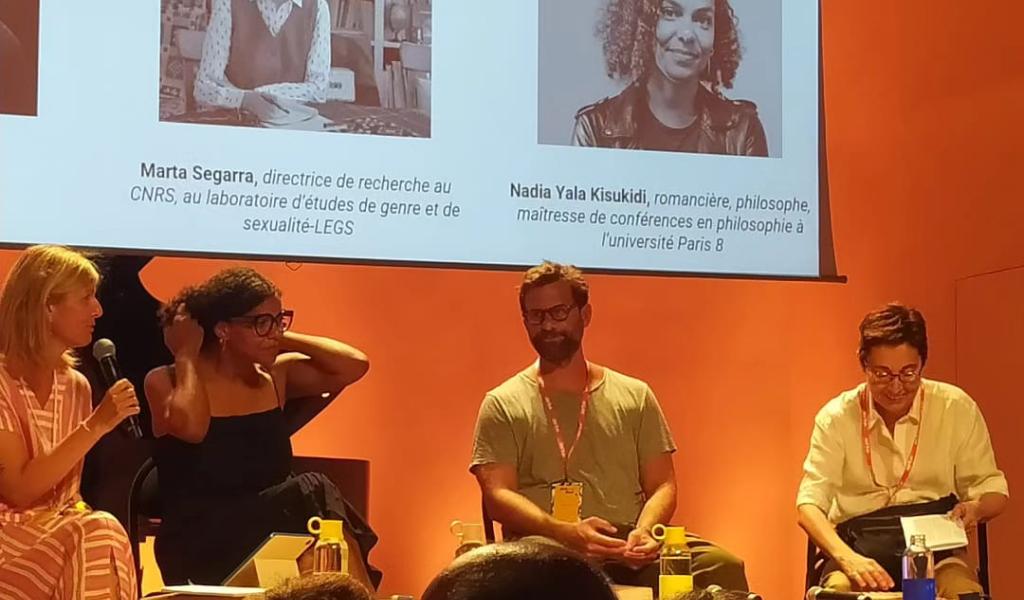 Nicolas Mathieu sur la scène d'Agir pour le Vivant 