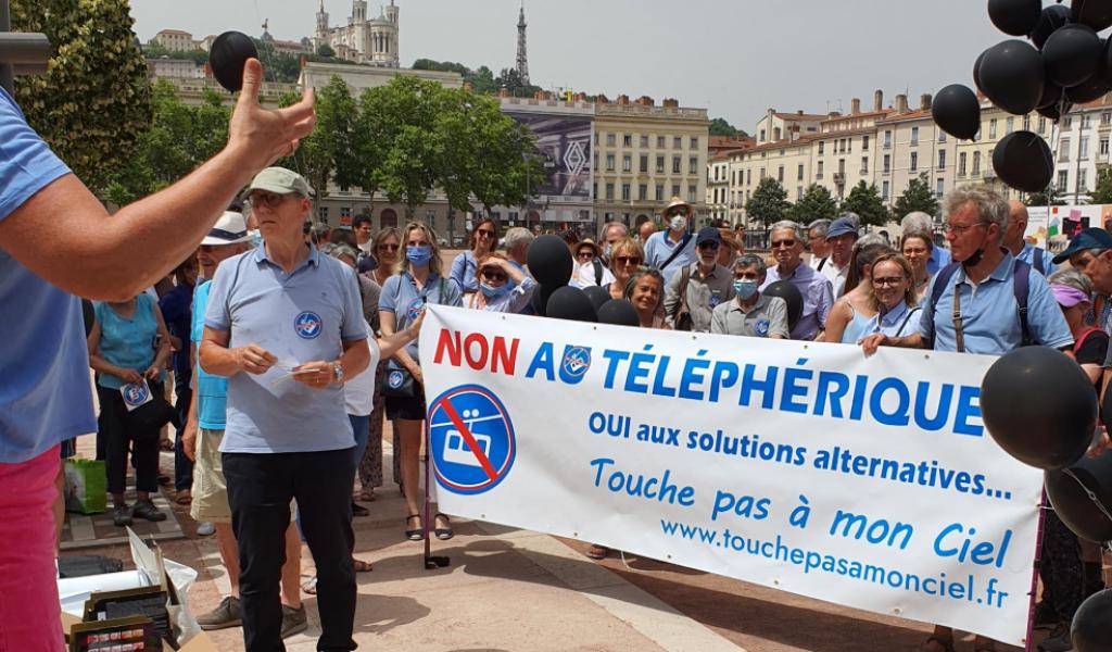 Manifestation contre le téléphérique