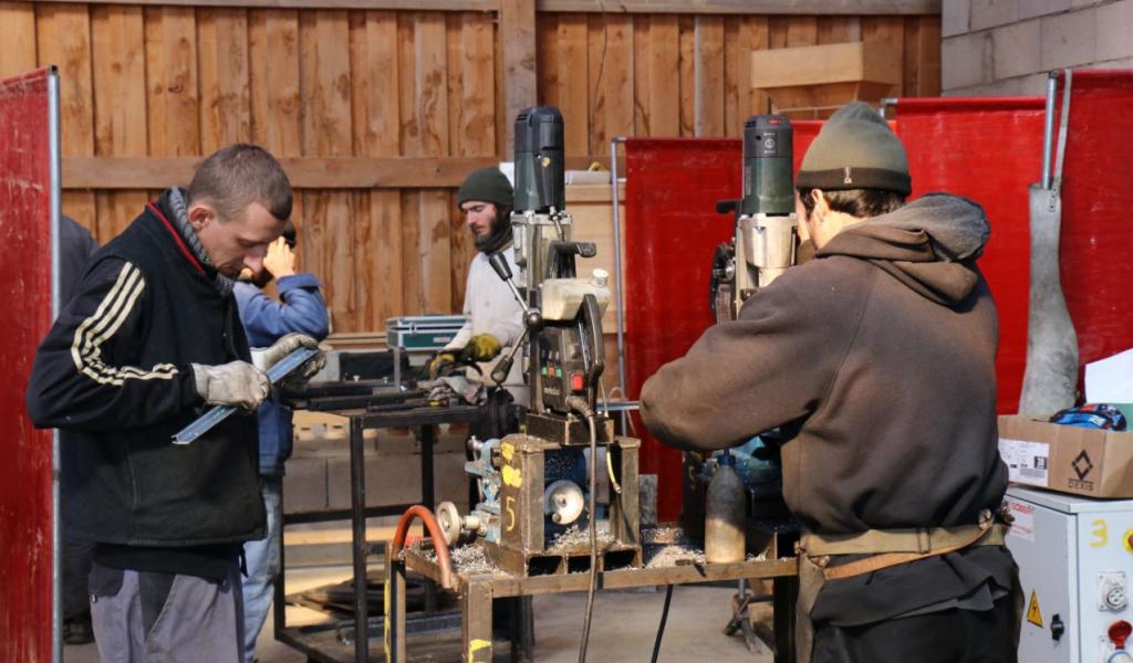 Durant les quatre jours de stage, chacun des participants de l'Atelier paysan travaille sur un outil qu’il ramènera chez lui - Crédit : J.Pain