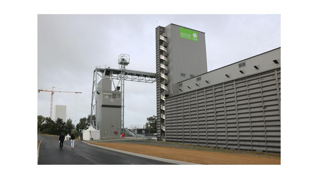 Bâtiment avec sa tour de 42m de hauteur, ses 2 séchoirs et 20 cellules de stockage - Crédit photo Le Gouessant