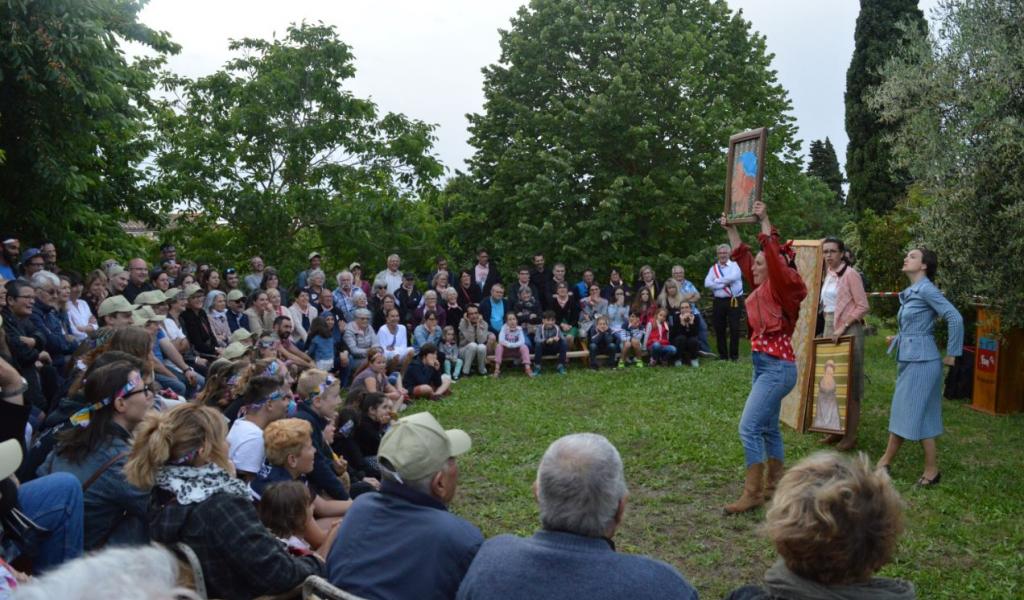 Les Boudeuses interprètent une scénette sur l'histoire d'Arzens (11) à travers leurs personnages respectifs. © E. Potente