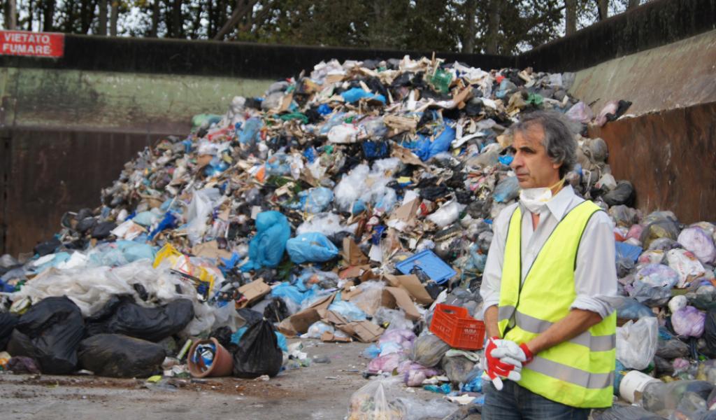 Chaque année, gérer la fin de vie des emballages, repas, jouets et autres objets du quotidien coûte 16,7 milliards d’euros aux communes françaises. © Emily Estienne