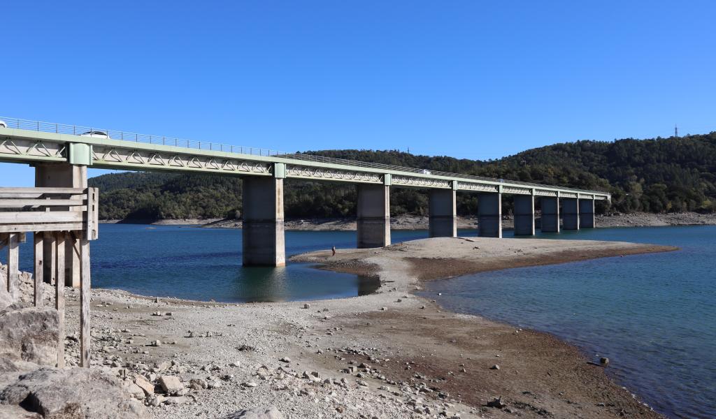 En novembre 2022, le niveau du lac de Saint-Cassien, une retenue de barrage en aval des communes du Pays de Fayence, est historiquement bas. © CCPF