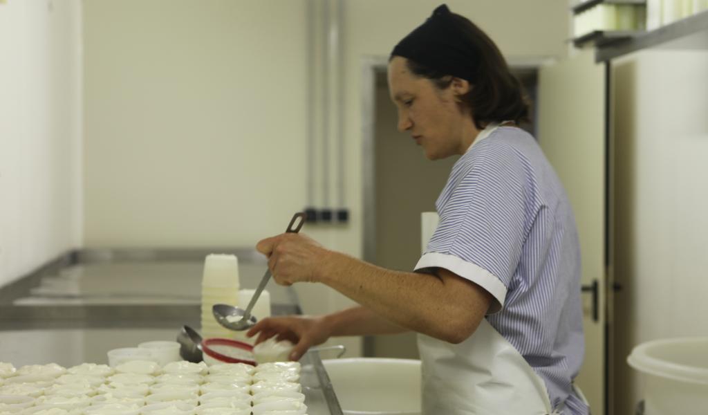 Sandrine Borel confectionne le fromage frais local, le Brousse de Rove - DR