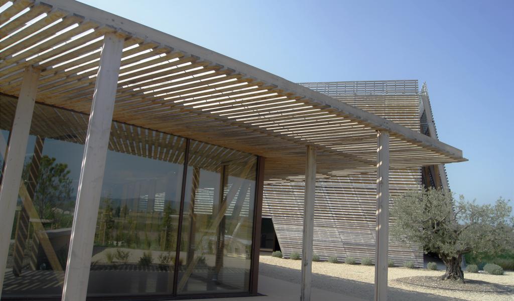 La Boiserie, à Mazan (84), salle de spectacle construite en bois du Ventoux et isolation paille. Crédit : FD 