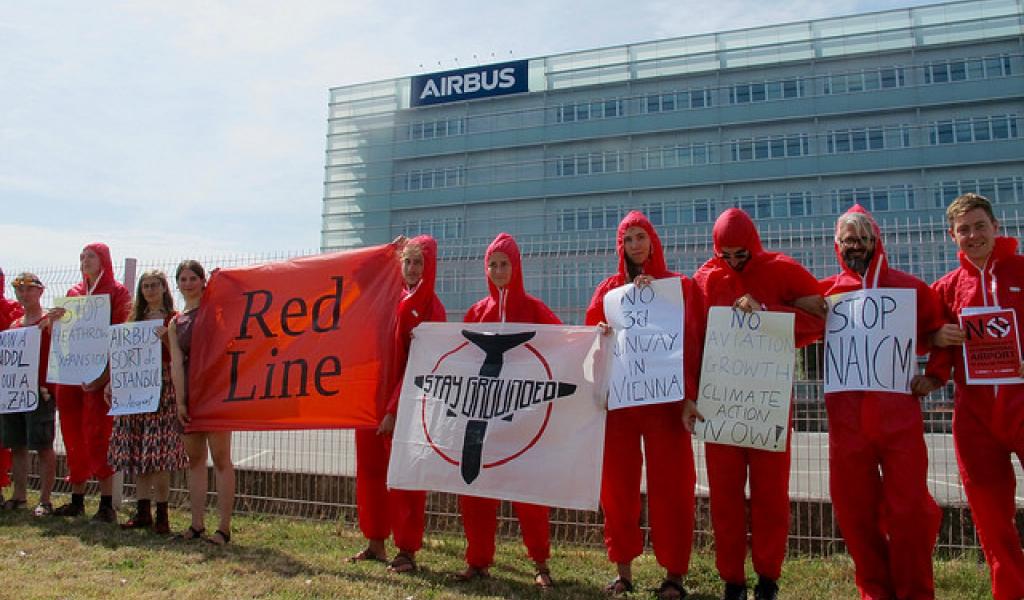 Des militant-e-s ont tracé une ligne rouge à ne pas dépasser devant le siège d'Airbus, à Toulouse, le 27 août dernier - DR