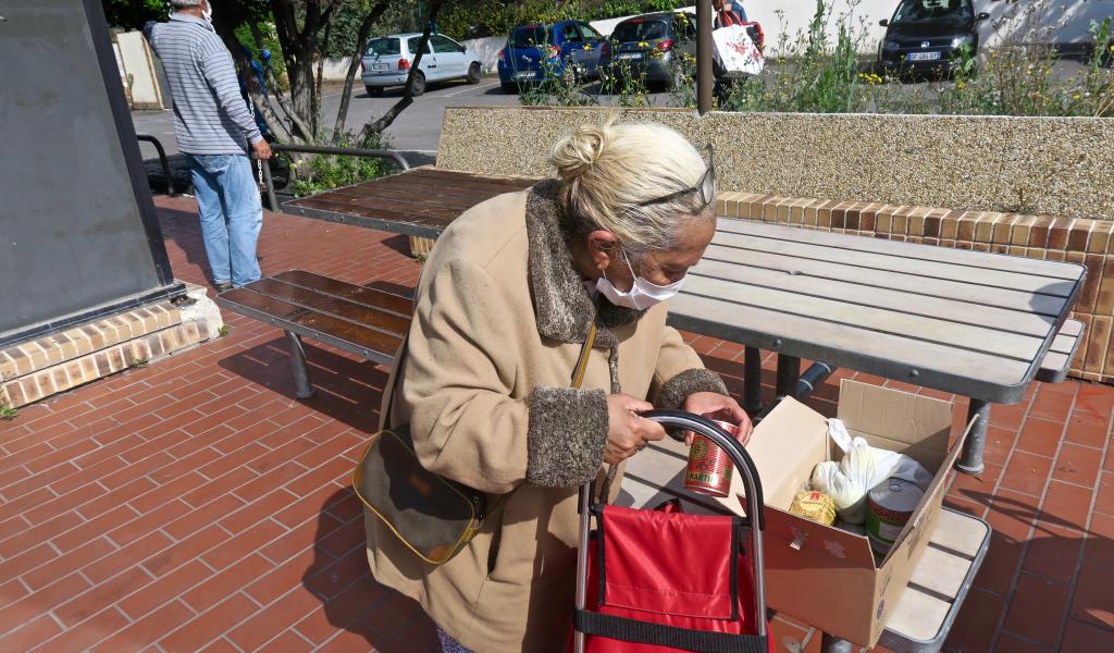 Distribution alimentaire au Mac Do de Sainte-Marthe, Marseille, le 27 avril (crédit Clara Martot)