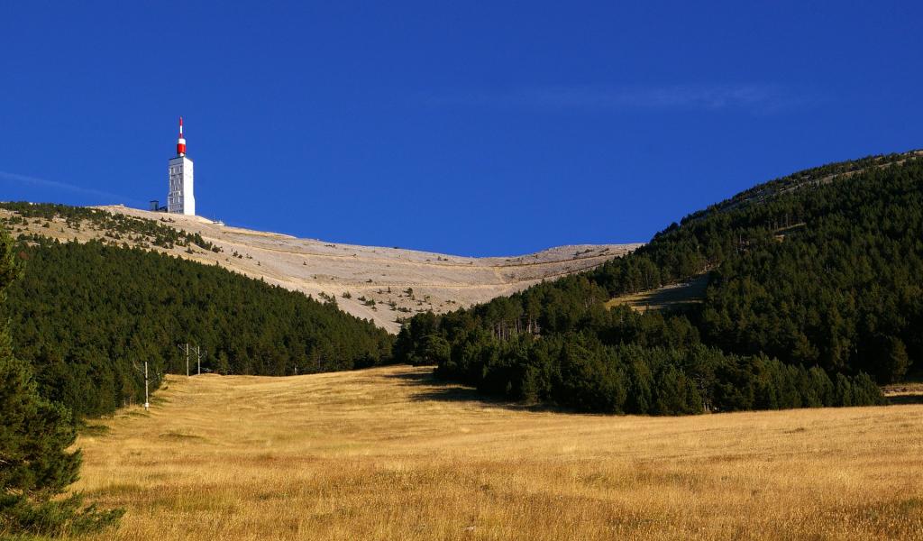 C'est au pied du Mont Ventoux que l'entreprise Vanhaerents Development prévoit la construction d'un complexe hôtelier. Des acteurs locaux s'y opposent. Crédits : Julien David