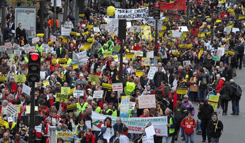 Photo : Sébastien Le Clézio. La manifestation Ni pauvres ni soumis, le 29 mars 2008, avait rassemblé entre 16 000 et 32 000 personnes à Paris pour demander que l’AAH (allocation adulte handicapé) soit équivalente au salaire minimum.