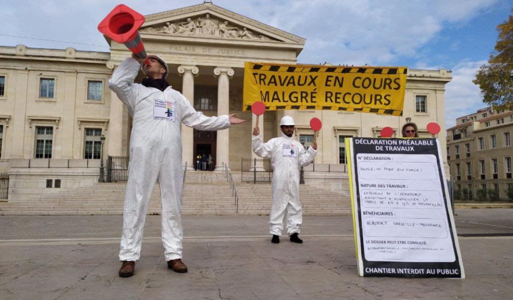 Le collectif « Stop extension aéroport Marseille-Provence » dénonce le passage en force de l’aéroport, qui engage ses travaux d'extension en pleine COP 26 au mépris du recours contentieux porté par les associations nationales et locale