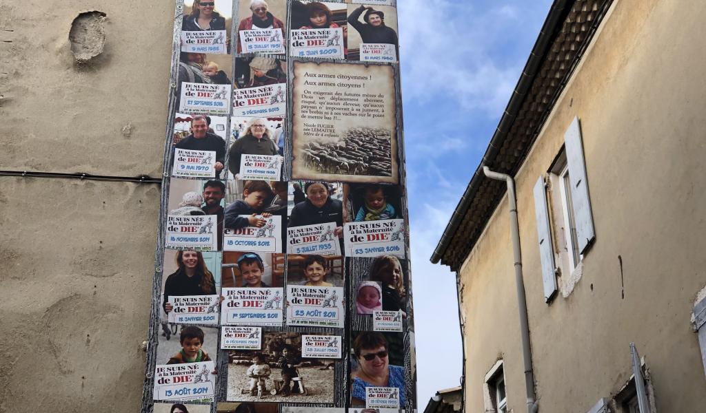 Crédit photo : Elodie Potente. « Je suis né à la maternité de Die », une campagne d’affichage pour défendre la maternité avant sa fermeture en 2017