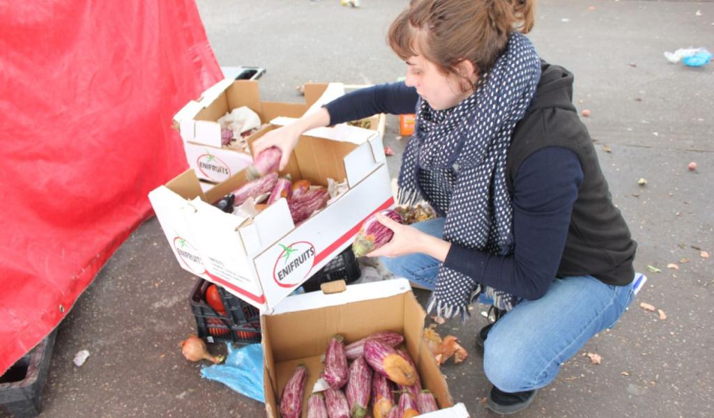 À la fin du marché, Antinéa Dugua glâne un maximum de produits en triant sur place les plus âbimés - e.Horn