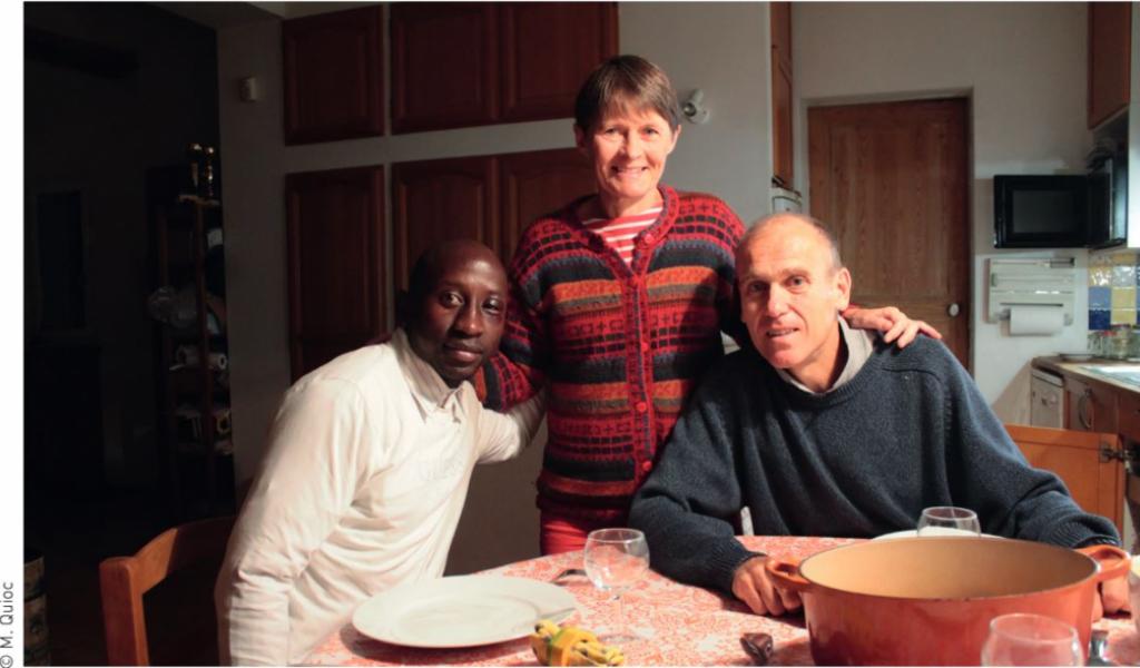 Xavier et Stéphanie Lenhardt chez eux avec Barry, un demandeur d'asile guinéen qu'ils accueillent pedant 6 semaines © M. Quioc