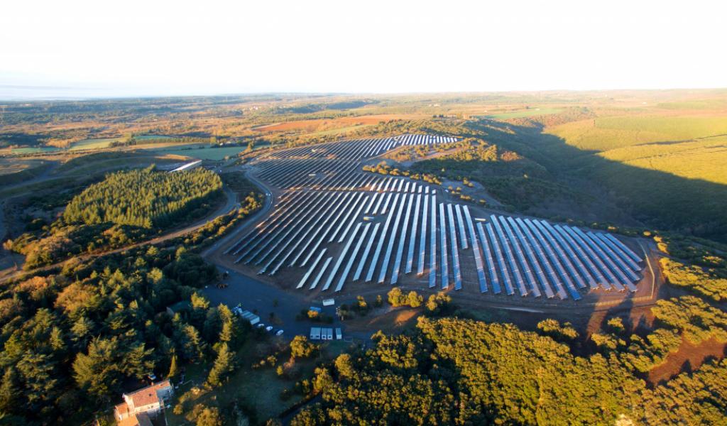Le parc Lé Camazou, situé sur le site de l’ancienne mine d’or de Villanière, dans l’Aude, accueille 46 000 modules photovoltaïques polycristallins de 260 Wc (SILLIA VL). La puissance totale installée est de 12 mégawatts-crête (Mwc) sur 20 hectares. Le groupe RES, qui gère le site, envisage une production annuelle de 14 millions de Kwh, soit l’équivalent de la consommation électrique de près de 7 000 personnes.© B2i