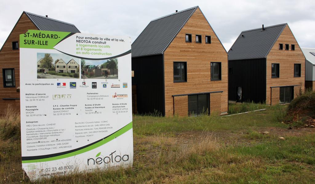 Les huit maisons auto-construites intègrent le lotissement communal Les Poiriers de Saint-Médard-sur-Ille (35), par ailleurs composé de six logements en locatif social et 27 lots libres. © S. Biju