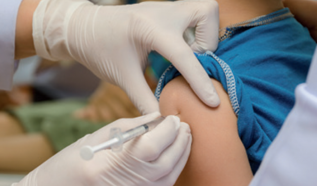 Le 12 janvier dernier, Marisol Touraine, ministre de la santé, a ouvert une grande concertation citoyenne sur la politique vaccinale en France. Objectif : rétablir la confiance des Français vis-à-vis de la vaccination. En effet, les autorités s’inquiètent des mouvements de défiance qui semblent s’être installés à l’égard des vaccins depuis quelques années. Pourtant il est obligatoire de se faire vacciner contre 3 maladies: la diphtérie, le tétanos et la poliomyélite. Quelques piqûres pour « se protéger soi-