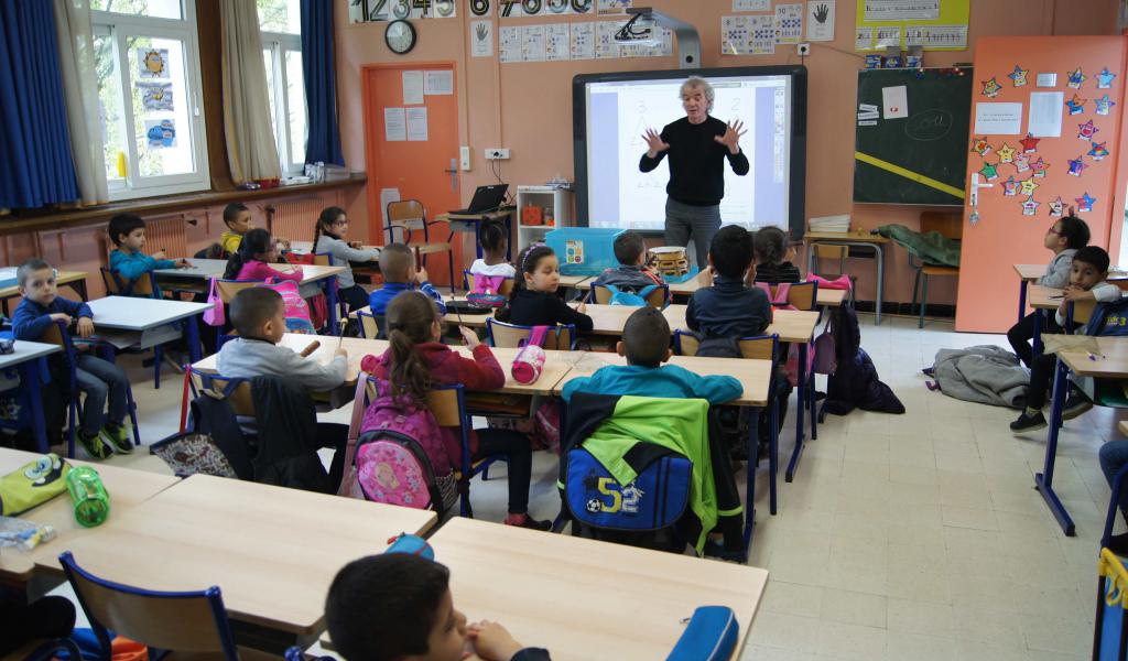 Eveil musical à l’école Jean Moulin de Nîmes. Derrière l’enseignant, un tableau numérique- Crédit : FD / LMDP