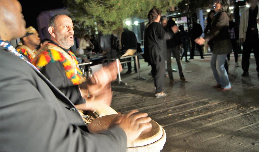 La « Faites » de la fraternité s’est déroulée les 5 et 6 mai derniers au Théâtre Toursky, à Marseille. Objectif : réaffirmer que les théâtres sont des lieux de partage et d’échange fraternels entre les cultures. Ici, la soirée du 5 mai qui se termine au son des percussion africaines. © F. Delotte