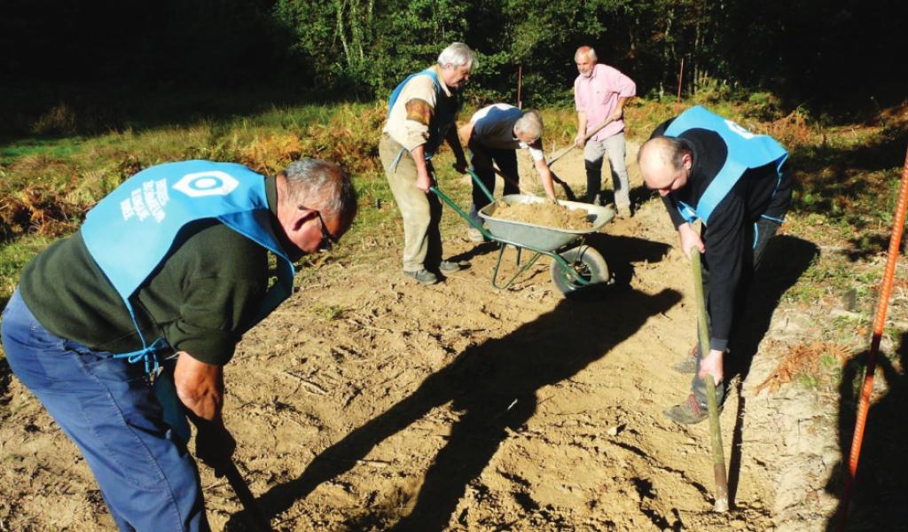 Pipriac et Saint-Ganton (35) sont les deux premières communes à s’être inscrites dans le dispositif « Zéro chômage de longue durée », porté par ATD Quart-monde. Le 15 octobre 2015, ATD a organisé une « grève du chômage », à Pipriac. Objectif : montrer que les chômeurs peuvent effectuer des travaux utiles à la collectivité. Crédit : ATD