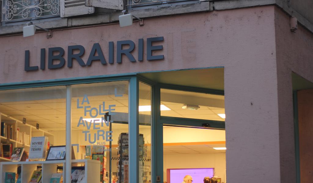 Photo Elodie Horn. L'ancienne pharmacie a entièrement été retapée par les bénévoles et s'articule désormais entre un espace d'exposition et la librairie.