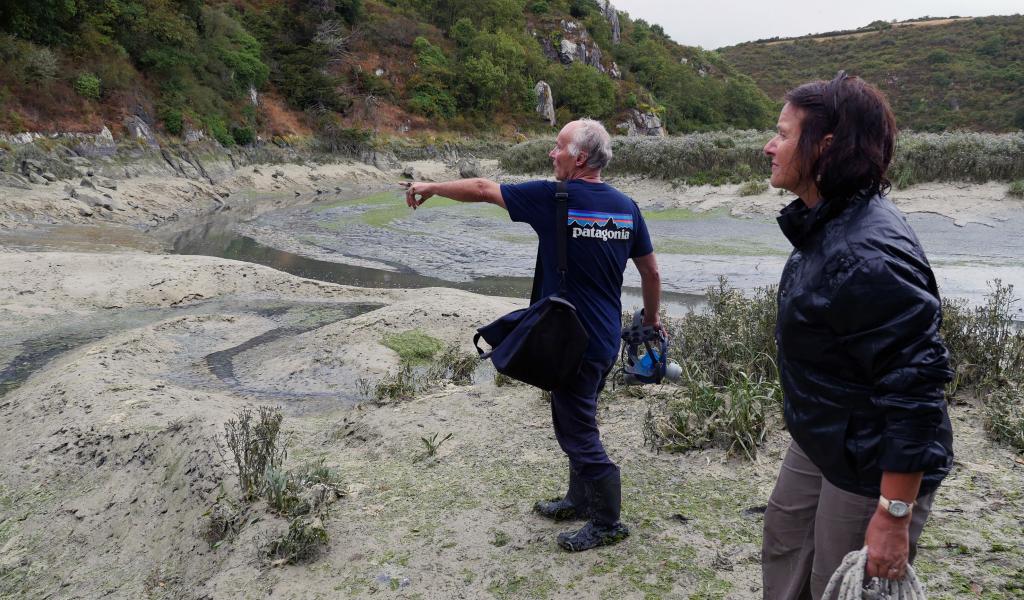 Yves-Marie Le Lay et Corinne Gravigny, respectivement président et vice-présidente de l'association Sauvegarde du Trégor. Dans l'estuaire du Gouessant, matériel de détection de gaz H2S à la main, ils arpentent les lieux où est mort un joggeur le 8 septembre 2016. Crédits photo : Sauvegarde du Trégor.